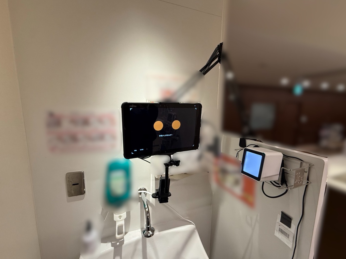 病棟の洗面台に設置されたSANI-CAM