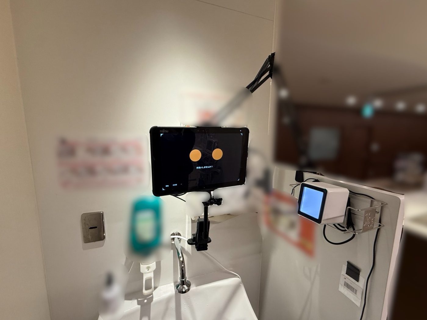 病棟の洗面台に設置されたSANICAM